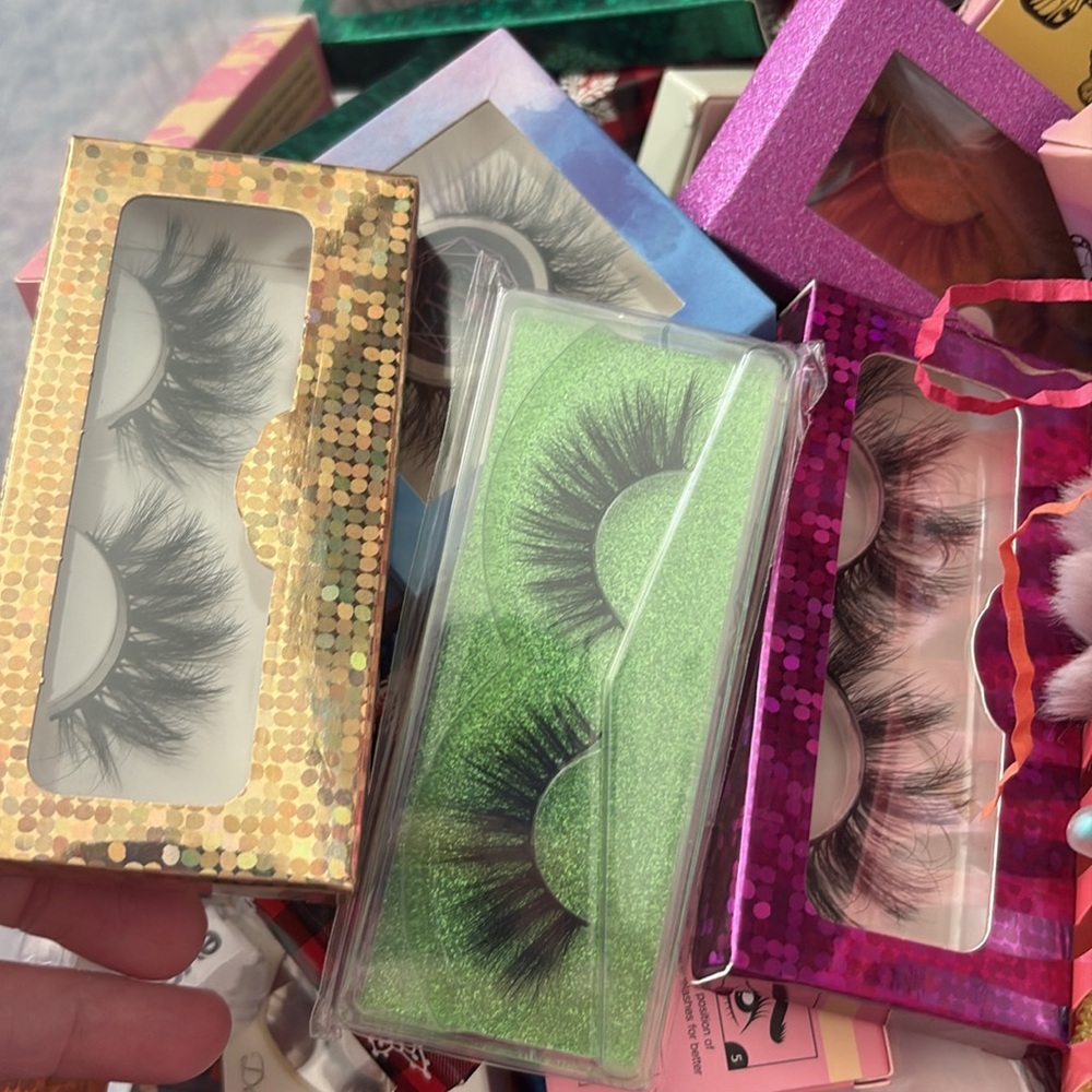 Eyelash Bundle 4 Sets of Lashes & Goodies - Picture 2 of 7